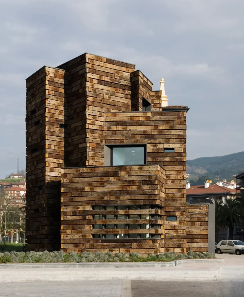 дом из деревянных шпал